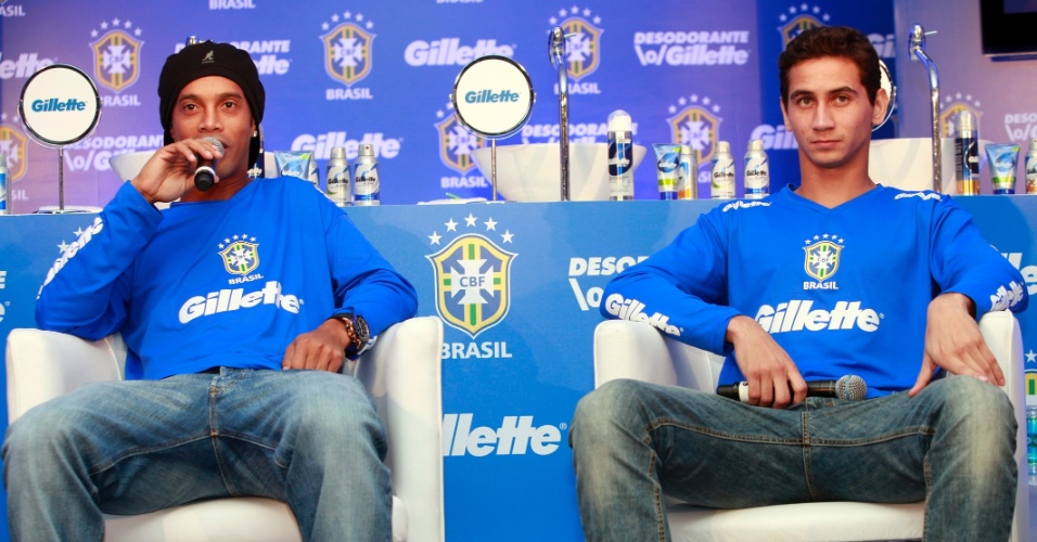 Durante o evento, Ronaldinho surpreendeu e aconselhou os jovens astros da seleção brasileira a jogarem no exterior