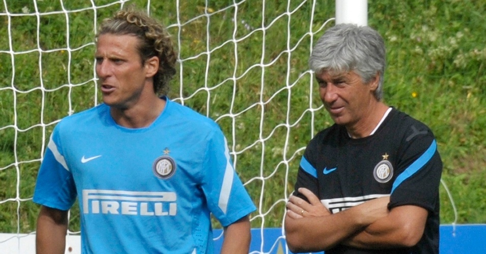 Gian Piero Gasperini, treinador da Internazionale, observa o atacante Diego Forlán durante treino realizado pela equipe de Milão