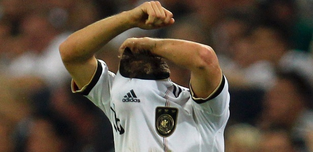 Alemanha, de Philipp Lahm, que teve a camisa rasgada, goleou a Áustria por 6 a 2 - Ina Fassbender/ Reuters 