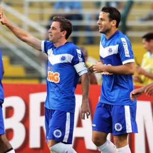 Montillo (e) afirma que Cruzeiro tem de reagir no Brasileirão para respaldar trabalho do treinador - Nelson Almeida/UOL