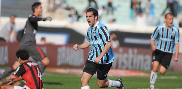 Escudero comemora gol diante do Atlético-PR, timidez do argentino gerou brincadeiras - Edu Andrade/Agência Freelancer