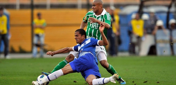 Maurício Ramos faz marcação dura sobre Anselmo Ramon, no Brasileiro de 2011 - Nelson Almeida/UOL