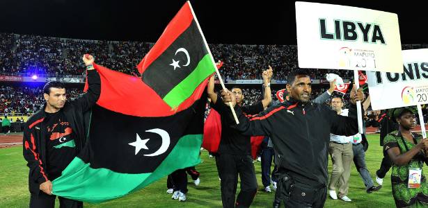 Atletas líbios com a bandeira rebelde durante cerimônia de abertura dos Jogos Africanos - Alexander Joe/AFP Photo