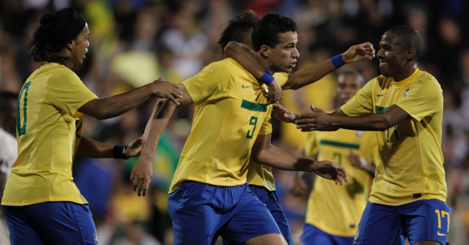 Jogadores brasileiros comemoram gol de Leandro Damião - Brasil x Gana (05/09/2011)
