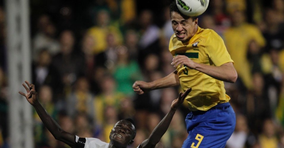 Leandro Damião ganha jogada contra Inkoom - Brasil x Gana (05/09/2011)