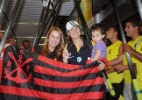 Fabiana Beltrame é recebida com festa no aeroporto e no Flamengo