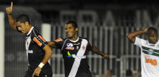 Rômulo comemora o gol que selou a vitória do Vasco sobre o Coritiba, por 2 a 0 - Nina Lima/FOTOCOM.NET 