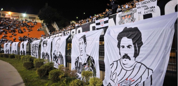 Bandeiras com o rosto de ex-jogadores e corintianos ilustres foram exibidas - Nelson Almeida/UOL