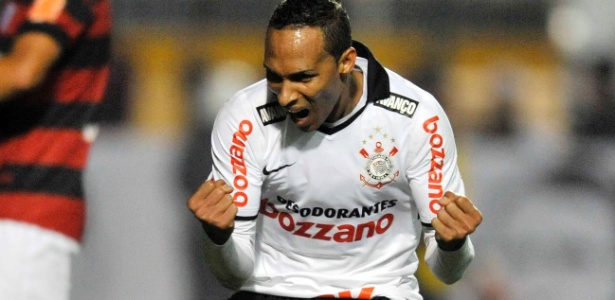 Liedson comemora seu primeiro gol na partida contra o Flamengo - Nelson Almeida/UOL