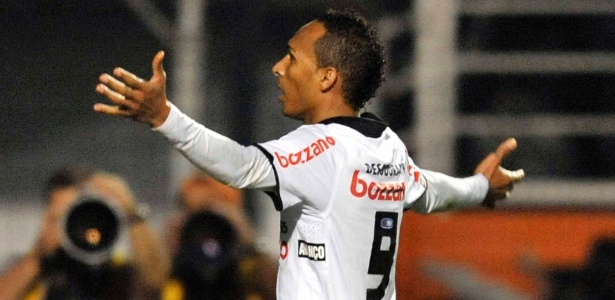 Com dois gols, Liedson liderou o Corinthians na virada de 2 a1 sobre o Flamengo - Nelson Almeida/UOL