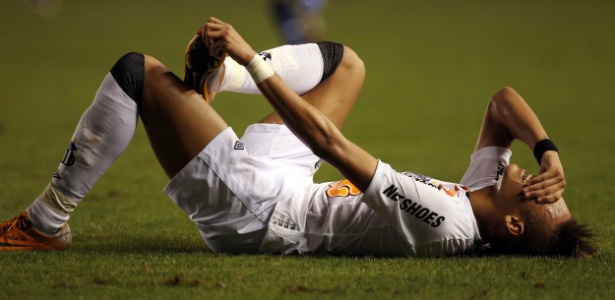 Neymar fica caído no chão durante uma partida do Brasileirão; atacante é o mais caçado - Fernando Pilatos/UOL Esporte