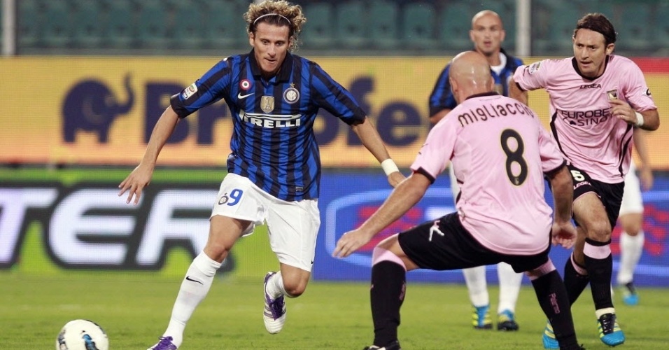 Em sua estreia pela Inter, Diego Forlan domina diante de Migliaccio no jogo contra o Palermo (11/09/2011)