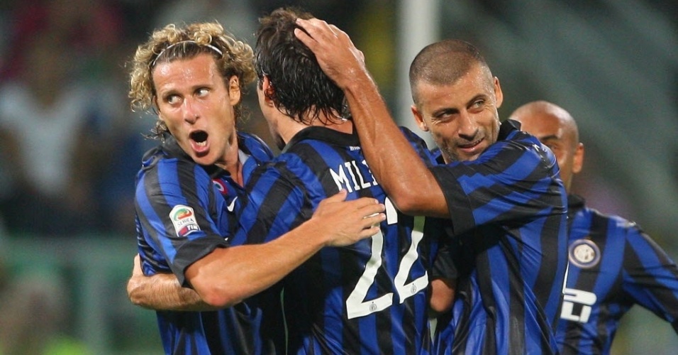 Forlán comemora com Milito depois do gol marcado pelo argentino para a Inter contra o Palermo (11/09/2011)