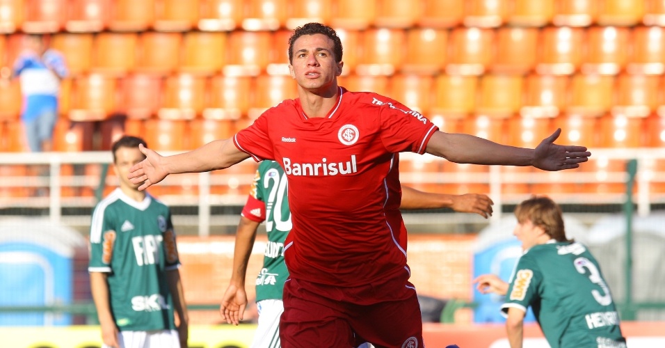 Leandro Damião comemora ao abrir o placar para o Internacional contra o Palmeiras, no Pacaembu; atacante fez três na vitória de 3 a 0