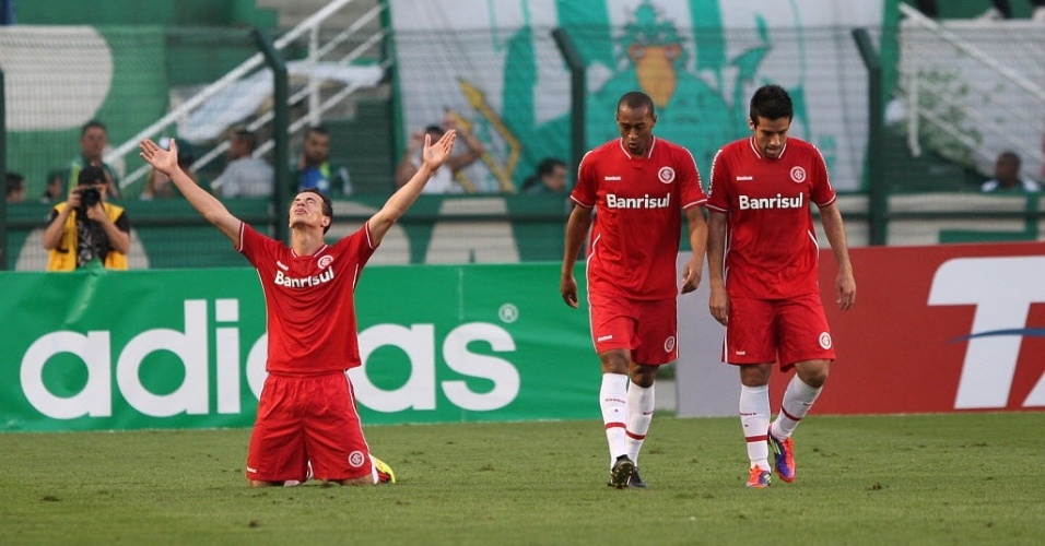 Leandro Damião comemora um de seus três gols contra o Palmeiras, no Pacaembu