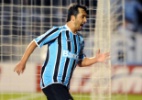 Douglas marca, Grêmio vence o São Paulo e garante liderança do Corinthians
