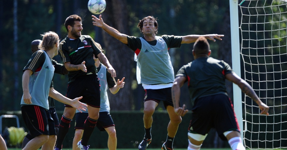 Jogadores do Milan fizeram um treino animado na véspera da partida contra o Barcelona pela fase de grupos da Liga dos Campeões