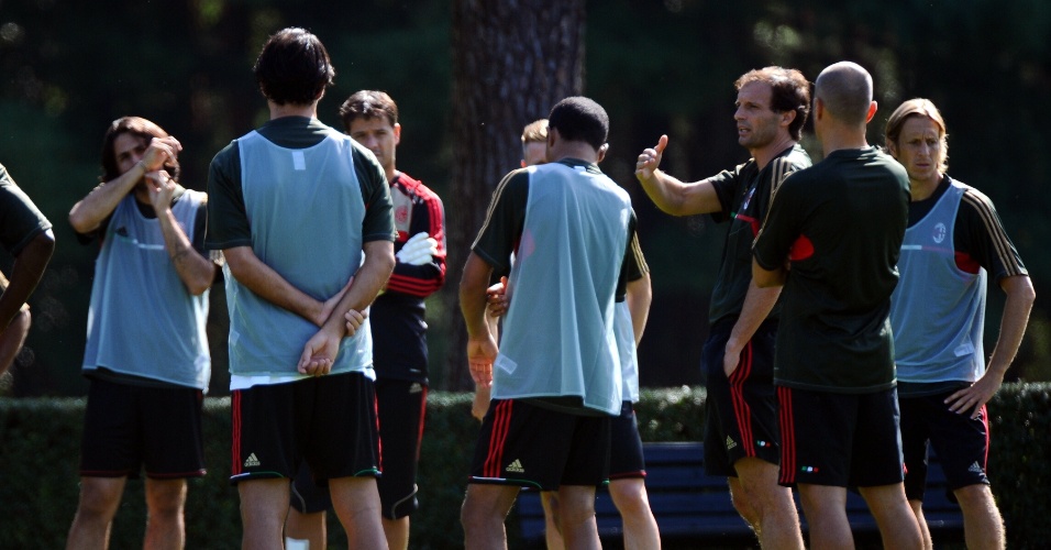 O técnico Massimiliano Allegri conversa com os jogadores do Milan durante treino na véspera da partida contra o Barcelona pela Liga dos Campeões