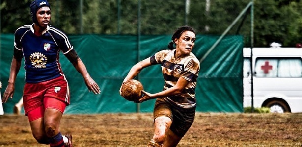 Renata, uma das donas do blog "Rugby de Calcinha", joga partida por time de Recife - Divulgação