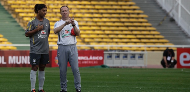 CBF apresenta camisa branca da seleção para estreia na Copa América - 09/04/ 2019 - Esporte - Folha