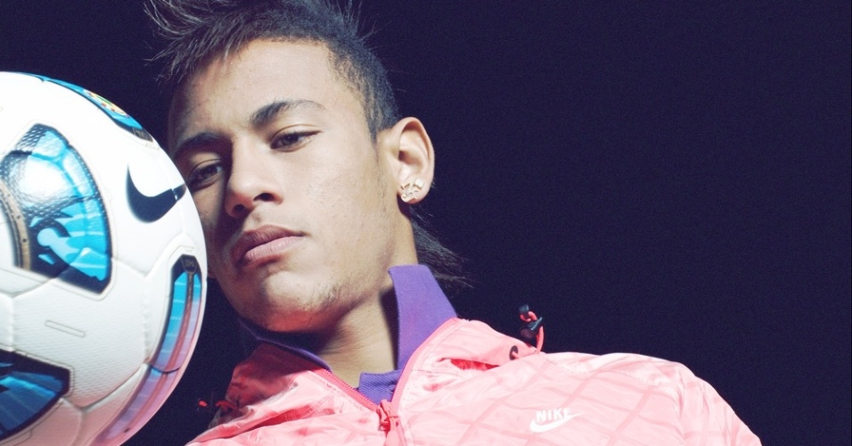 Na nova campanha da Nike, interessante destacar que o "pegador" Neymar aparece com um agasalho rosa - Divulgação