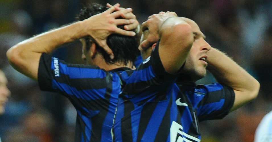 Atacante Milito e o companheiro Cambiasso repetem gestos para lamentar gol perdido da equipe do Inter de Milão