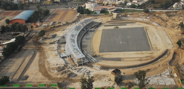 Imagem da construção do estádio de atletismo para o Pan tirada em julho