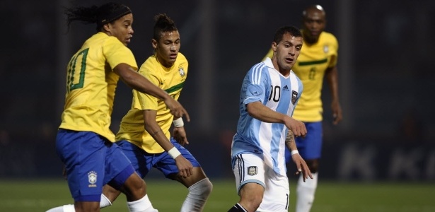 Neymar e Canteros observam Ronaldinho Gaúcho no duelo entre Brasil e Argentina - AFP PHOTO / Alejandro PAGNI