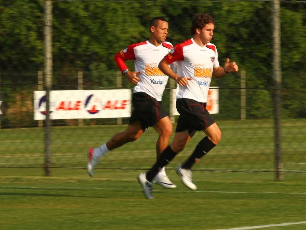 O jogador participou de treino físico junto com o zagueiro Bruno Uvini, no gramado do CT da Barra Funda - Luiz Pires/VIPCOMM