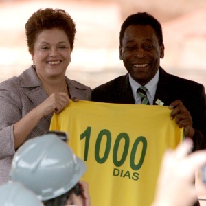 Presidente Dilma Rousseff ao lado de Pelé; ex-jogador atrasou-se para a reunião decisiva com a Fifa