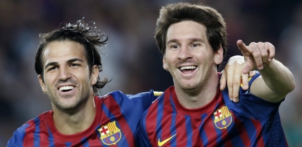 Fàbregas e Messi comemoram um dos oito gols do Barcelona contra o Osasuna - REUTERS/Gustau Nacarino