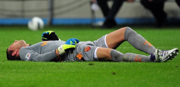 O goleiro da Roma Stekelenburg desmaiou após ser atingido por um chute na cabeça - AFP PHOTO / GIUSEPPE CACACE