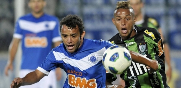 Gilson (em disputa com o volante Charles) confirma interesse do Cruzeiro em contratá-lo - Pedro Vilela/AGIF