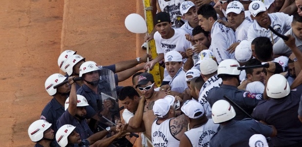 Polícia Militar entra em conflito com torcedores do Santos durante clássico de 2011 - Eduardo knapp/Folhapress