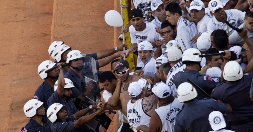 Polícia Militar entra em conflito com torcedores do Santos durante clássico contra o Corinthians (18/09/11)