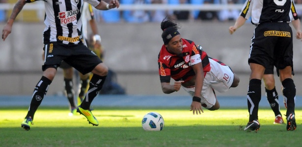 Ronaldinho Gaúcho sofrendo falta: isso que a torcida do Grêmio quer ver neste domingo - Nina Lima/VIPCOMM