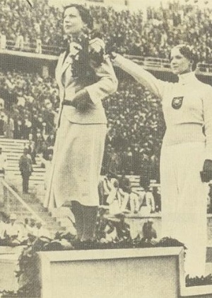 Alemã e judia, Helene Mayer faz a saudação nazista ao conquistar o bronze na esgrima nos Jogos de Berlim