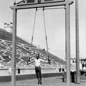 Ginasta executa exercícios nas argolas no Estádio Olímpico de Atenas