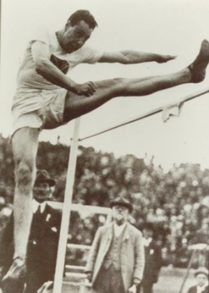 Howard Haker, da Grã-Bretanha, disputa a prova do salto em altura nos Jogos Olímpicos de 1920