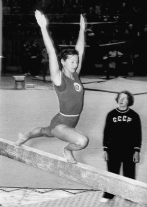Maria Gorochovskaya, da URSS, levou medalhas em todas as provas da ginástica, duas delas de ouro