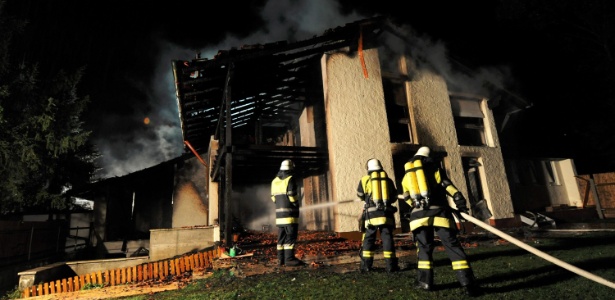 Bombeiros tiveram trabalho para apagar o fogo na casa do zagueiro Breno, em Munique - Tobias Hase/EFE