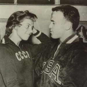 Após casamento de 1956, união entre URSS e EUA virou rotina: atleta soviética Liculica Klipowa dança com o pesista Ben Northrup