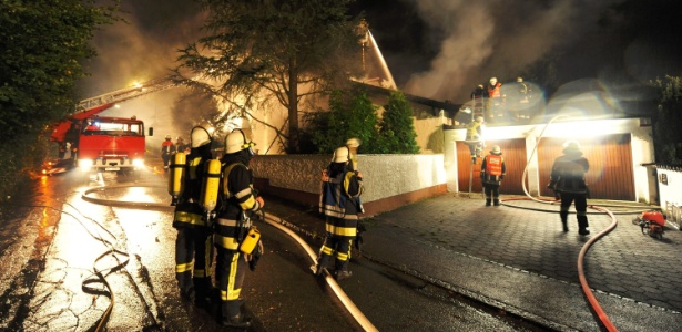 Incêndio começou de madrugada (hora da Alemanha) e destruiu casa do beque do Bayern - Tobias Hase/EFE