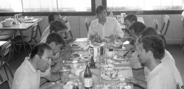 Atletas espanhóis almoçam no refeitório da Vila Olímpica mexicana