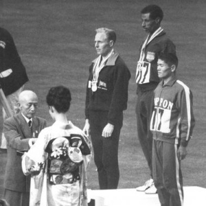 Cerimônia de entrega de medalhas da maratona em Tóquio, com o etíope Abebe Bikila mais uma vez em primeiro lugar