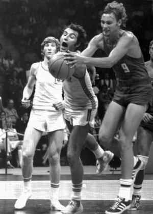Espanha e Alemanha Ocidental duelam no basquete na Olimpíada de 1972, em Munique