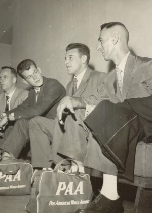 Jogadores da seleção brasileira de basquete se preparam para viajar para a Austrália, sede da Olimpíada de 1956