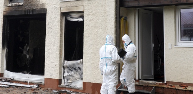 Peritos analisam as possíveis causas do incêndio que destruiu a casa do zagueiro Breno - Christof Stache/AFP