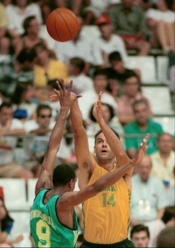 O cestinha Oscar Schmidt arremessa em jogo contra a Austrália; a seleção de basquete do Brasil ficou em quinto lugar na Olimpíada de Barcelona-1992