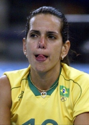 A atacante Virna chora após a derrota do Brasil para Cuba; a seleção de vôlei ficou em quarto lugar, pior colocação desde Barcelona-1992 